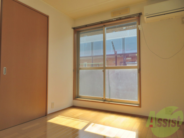 居室・リビング　窓から入る日差しが暖かくてポカポカしますね。