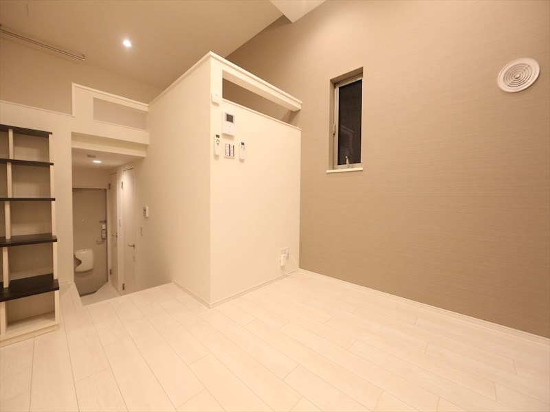 居室・リビング　洋室5.3帖　ロフト4.9帖（収納にも寝室にも使えます）