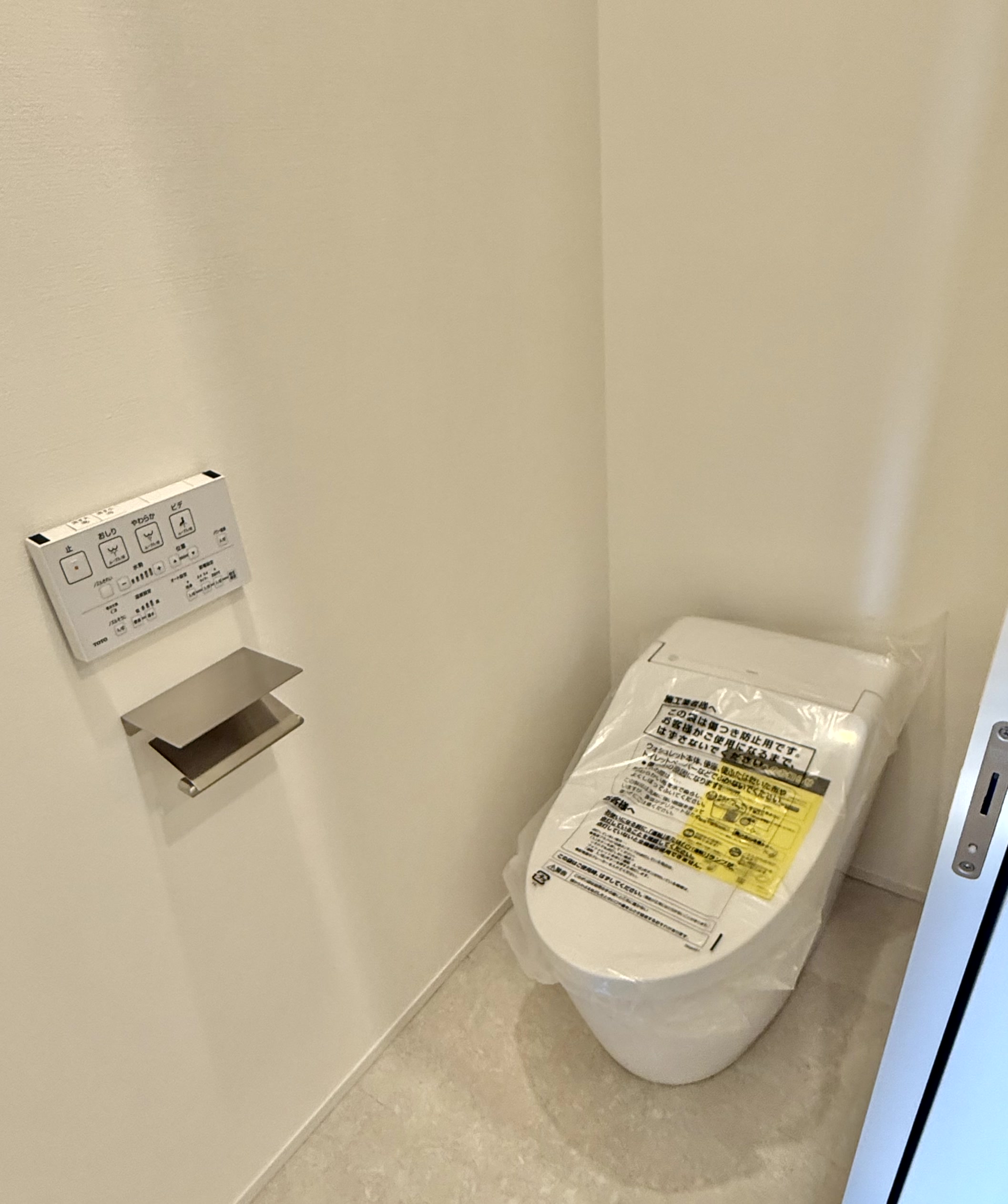 トイレ　バストイレ別。暖房洗浄便座。