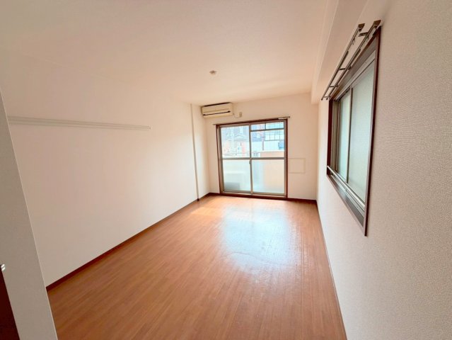 居室・リビング　明るく広々としたリビングです。