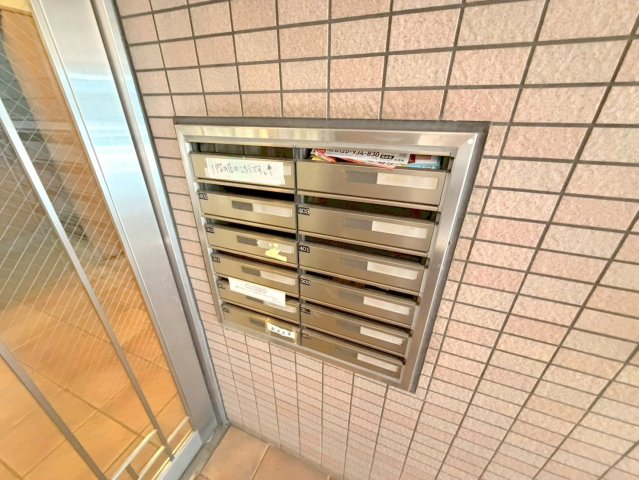 ロビー　ロビーにある各部屋毎のメールボックス。