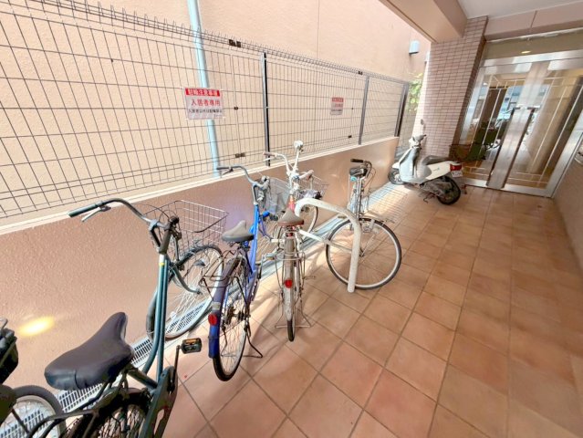 駐車場　敷地内には入居者専用の駐輪スペースもあります。