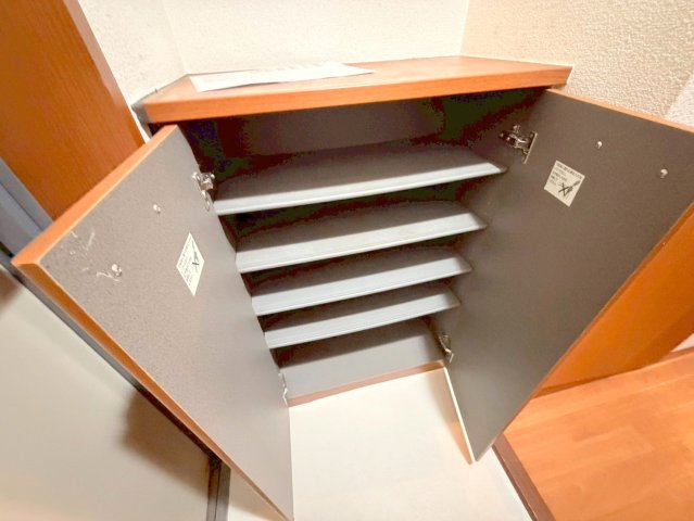 収納　大きいシューズボックスは靴がいっぱい入れれますね。