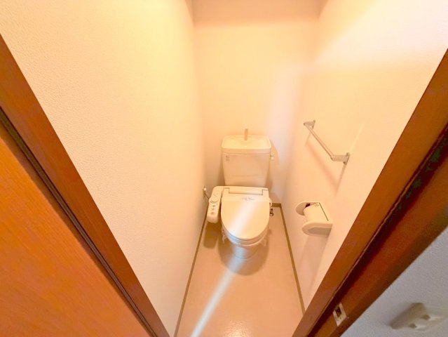 トイレ　綺麗なトイレにはウォシュレット標準装備です。