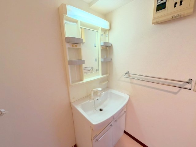 洗面設備　身支度が出来る独立洗面台です。