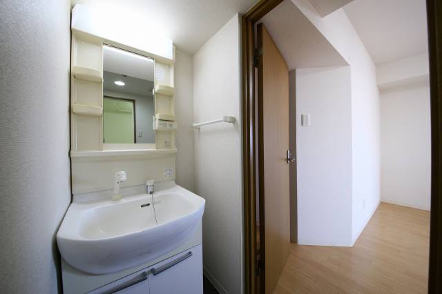 洗面設備　シャンプードレッサー付き洗面台