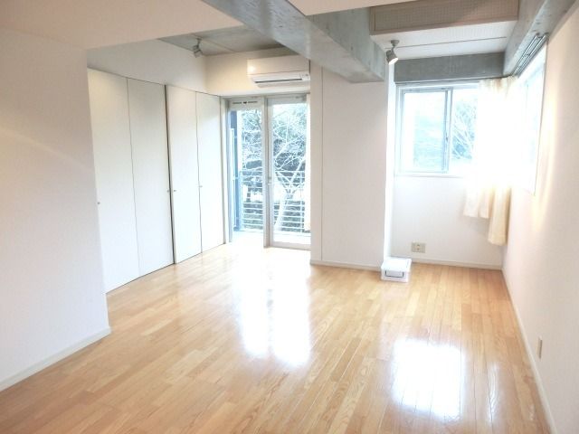 居室・リビング　角部屋、２面採光、家具家電置いてもゆったり過ごせますね