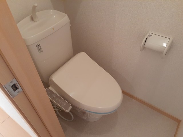 トイレ　別号室画像。ご参考下さい