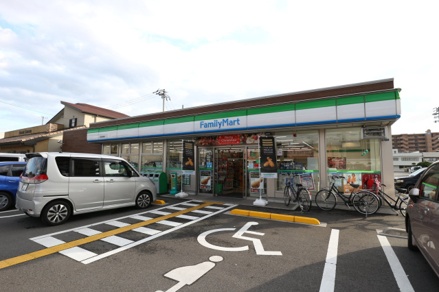 コンビニ　ファミリーマート高知御座店（コンビニ）まで607m