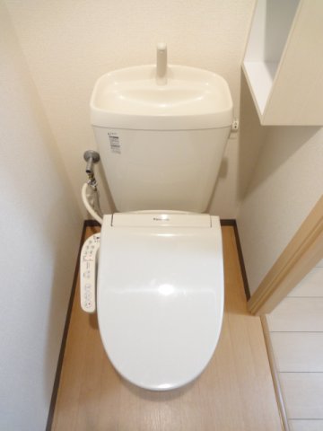 トイレ　落ち着いた色調のトイレです