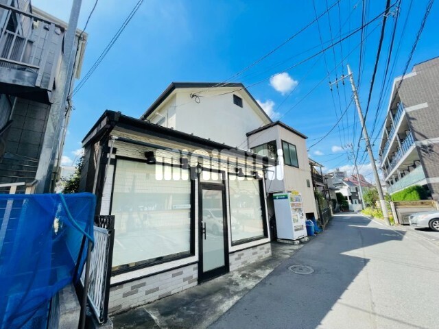 建物外観　スーパーコンビニに寄ってから帰宅できる立地
