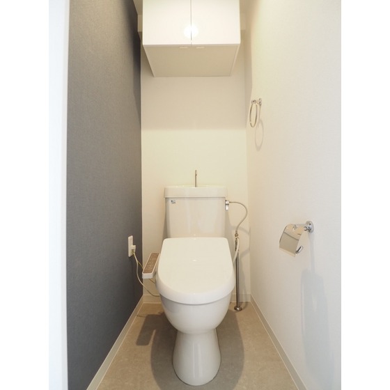 トイレ　窓のあるトイレは温水洗浄便座付き