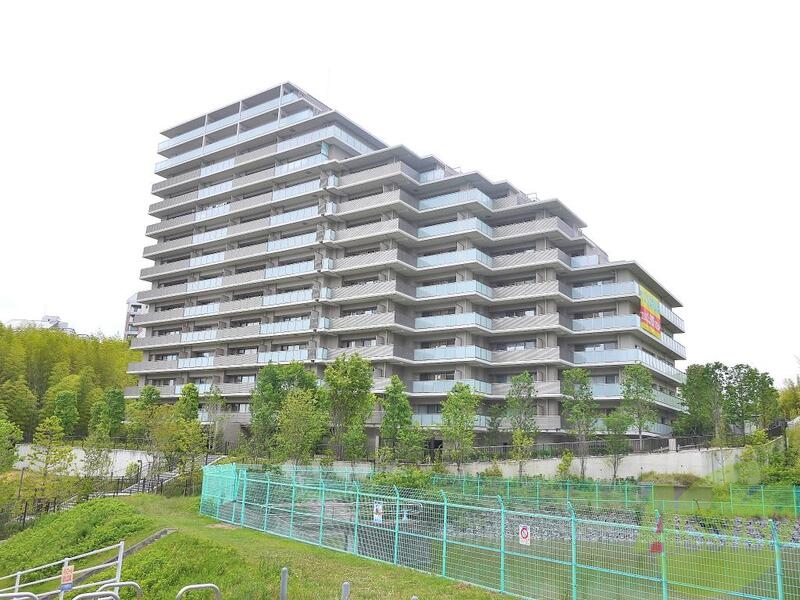 建物外観　豊中市東泉丘「ウェリス豊中桃山台」