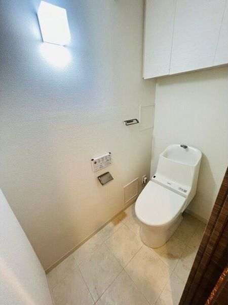 トイレ　落ち着いた色調のトイレです