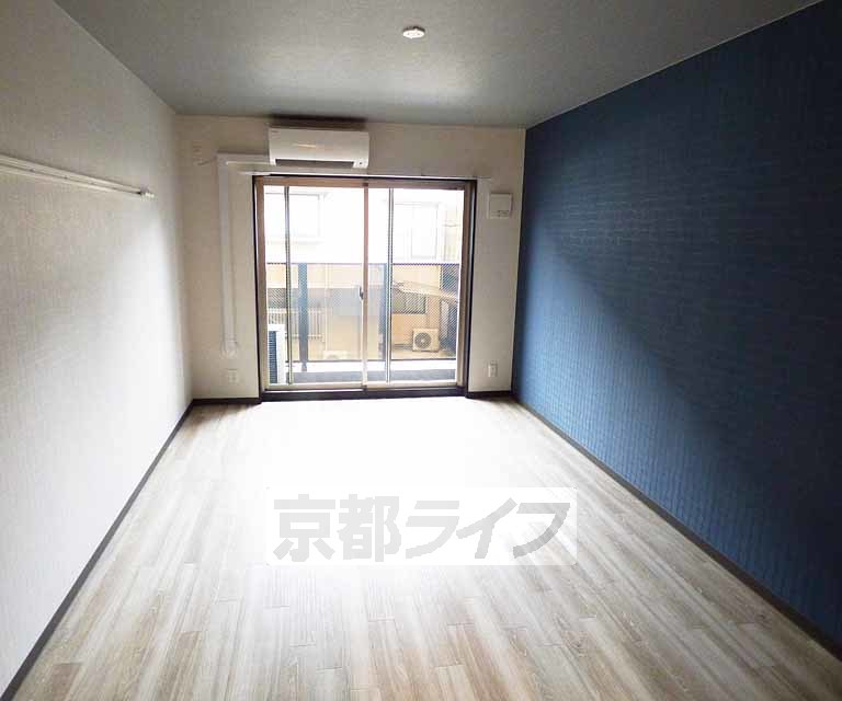 居室・リビング　落ち着いたアクセントクロスのお部屋です。