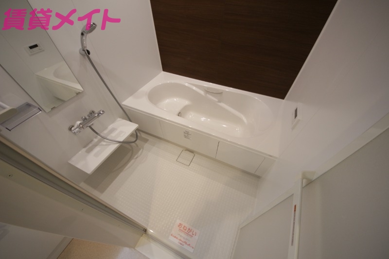 バス・シャワールーム　同タイプ部屋反転写真です。