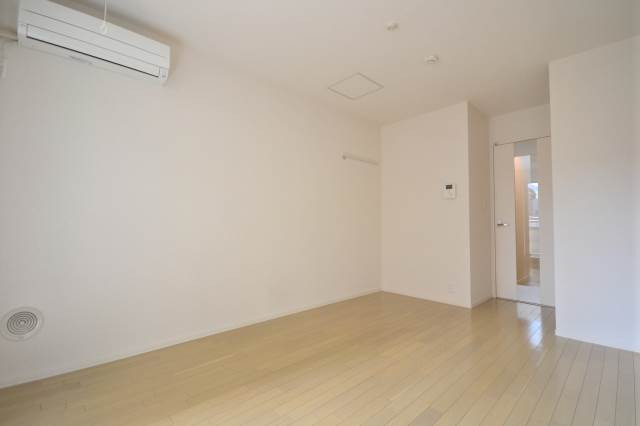居室・リビング　退去前につき同タイプのお部屋の写真です。