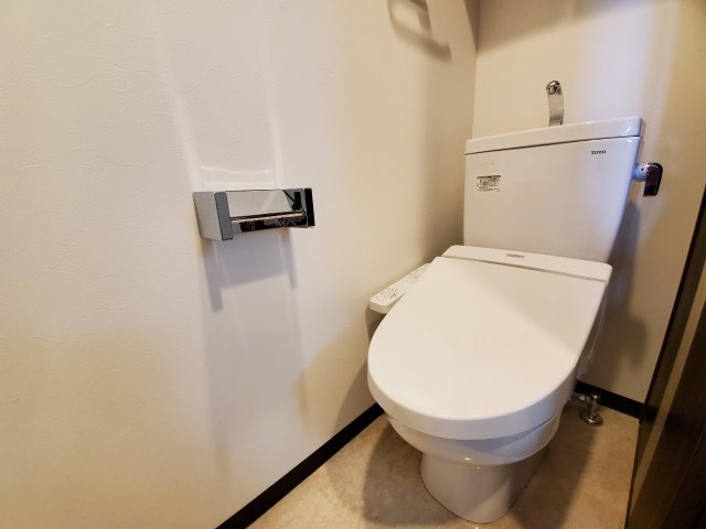 トイレ　温水洗浄便座付きのトイレです♪