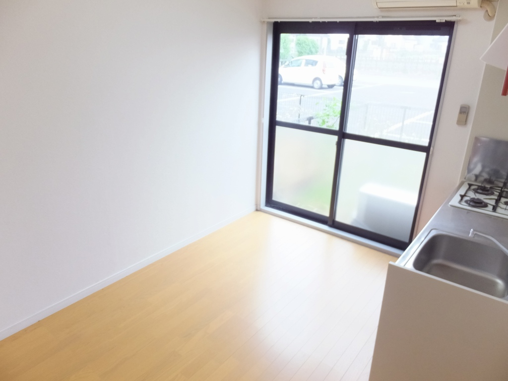 居室・リビング　家具・家電無しのお部屋です。