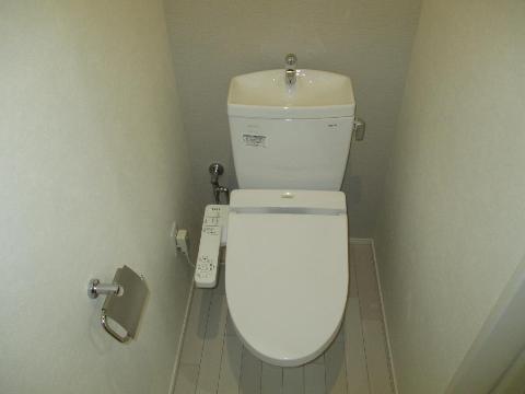 地下鉄東山線 本山駅 徒歩3分 2階建 築10年のトイレ写真