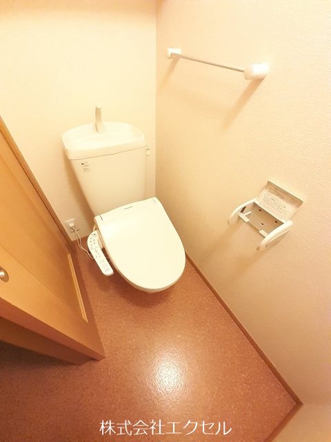 トイレ　温水洗浄便座です。