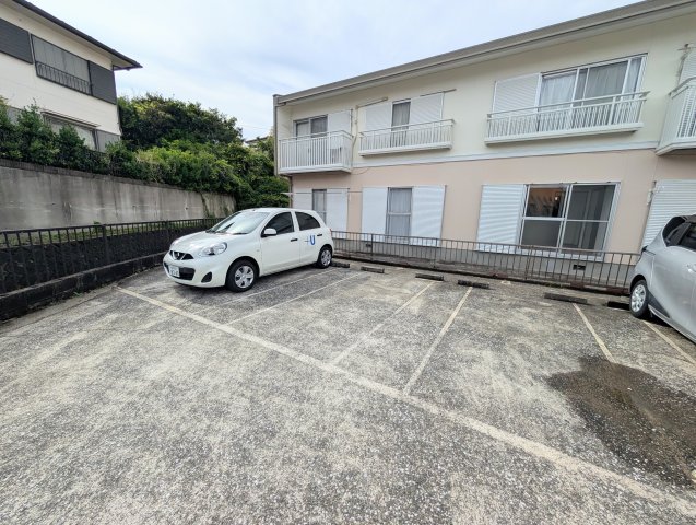 駐車場　【敷地内駐車場】8 000円／台（2台目以降は10 000円