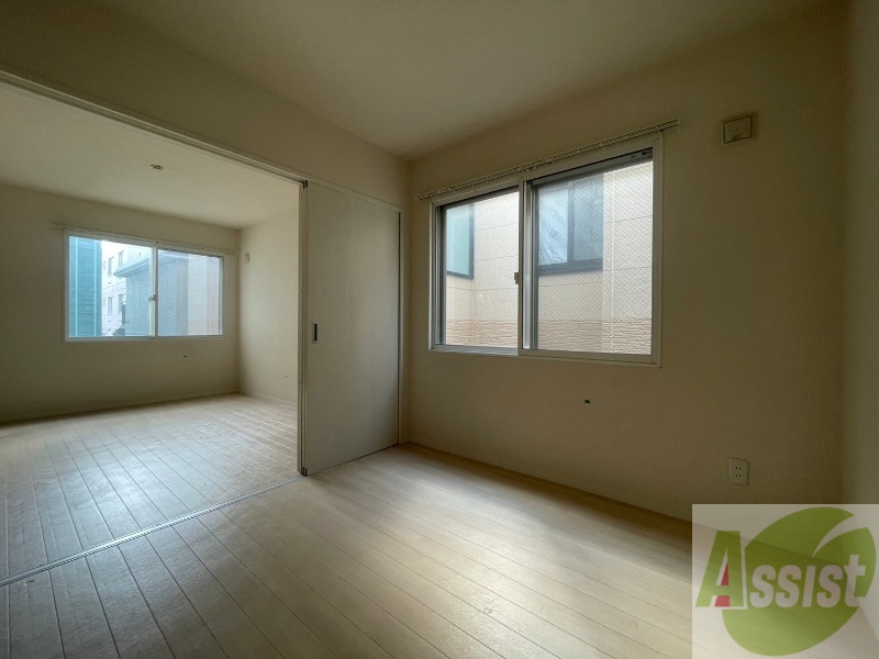 その他部屋・スペース　寝室はこちらです。光が差し込む、温かみのあるお部屋です。