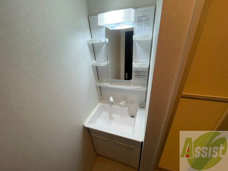 洗面設備　独立洗面台です。大きくてよいですね。シャンプーもできます。