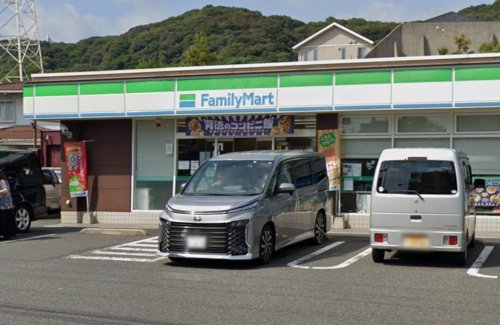 コンビニ　ファミリーマート 小倉南丘店（コンビニ）まで945m