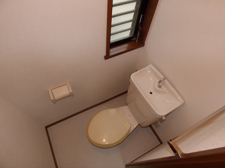 トイレ　別号室の参考写真となります
