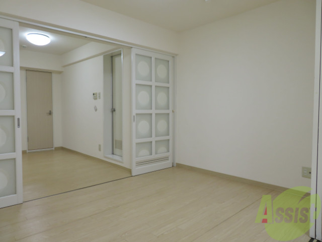 その他部屋・スペース　寝室は隣です。部屋が続いているので開放的です