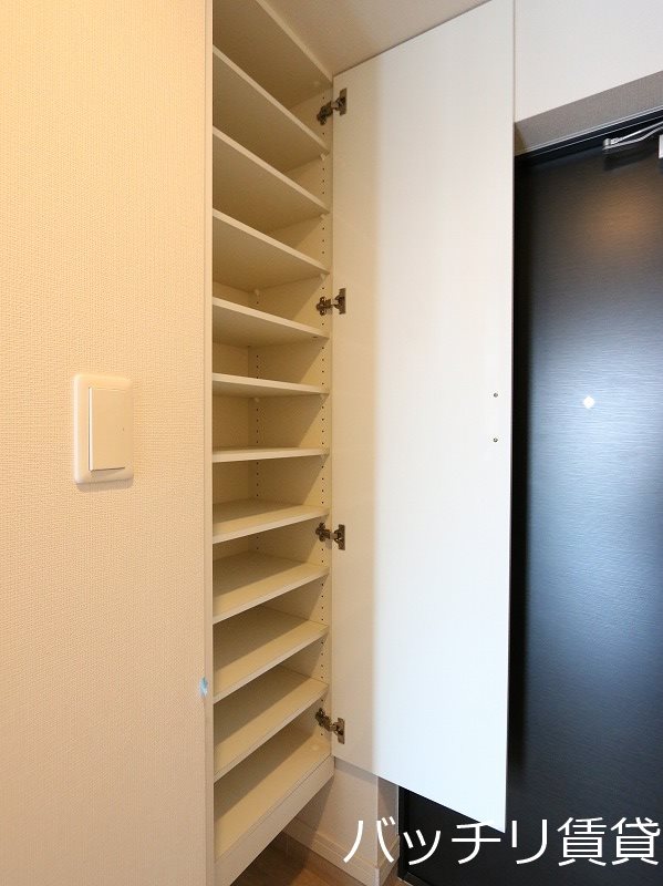 玄関　別号室タイプの為、現状を優先致します。