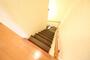 玄関　2F部屋のみ各専用階段有※冬場でも雪の心配がありません。