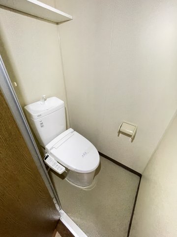 トイレ　落ち着いた色調のトイレです