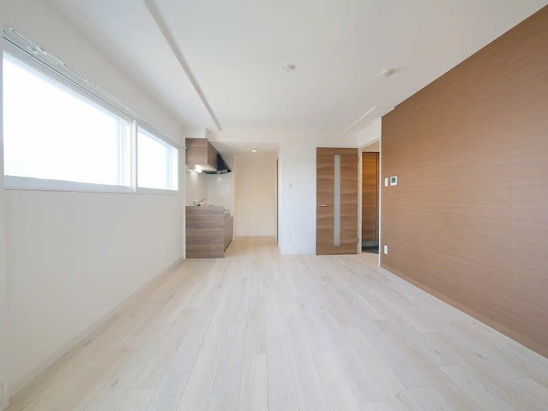 居室・リビング　アクセントクロスがおしゃれなお部屋です♪