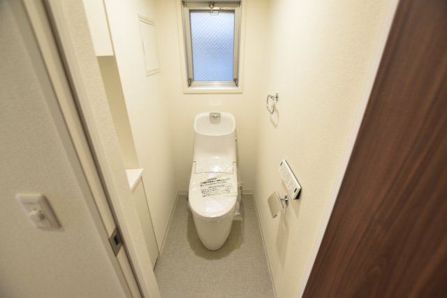 トイレ　落ち着いた色調のトイレです