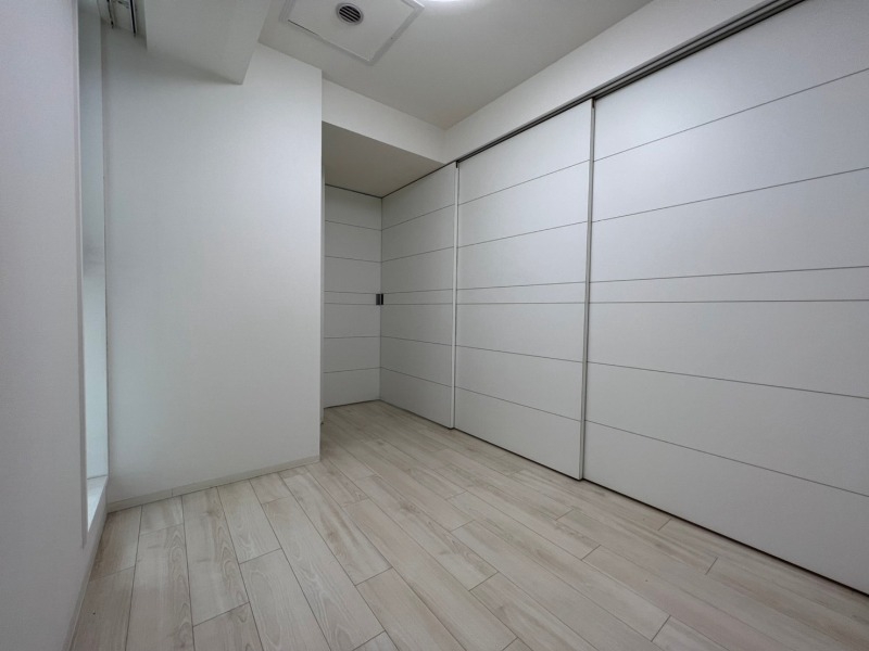 その他部屋・スペース　寝室はこちらです。光が差し込む、温かみのあるお部屋です。