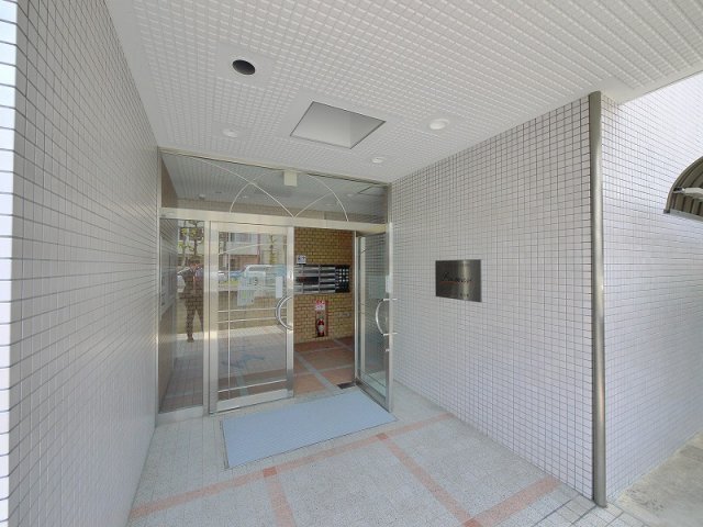 エントランス　落ち着いたエントランスです