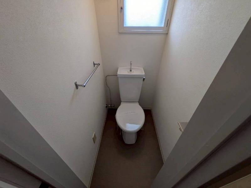 トイレ　こちらはトイレです。清潔感があり、安心して使用できます。