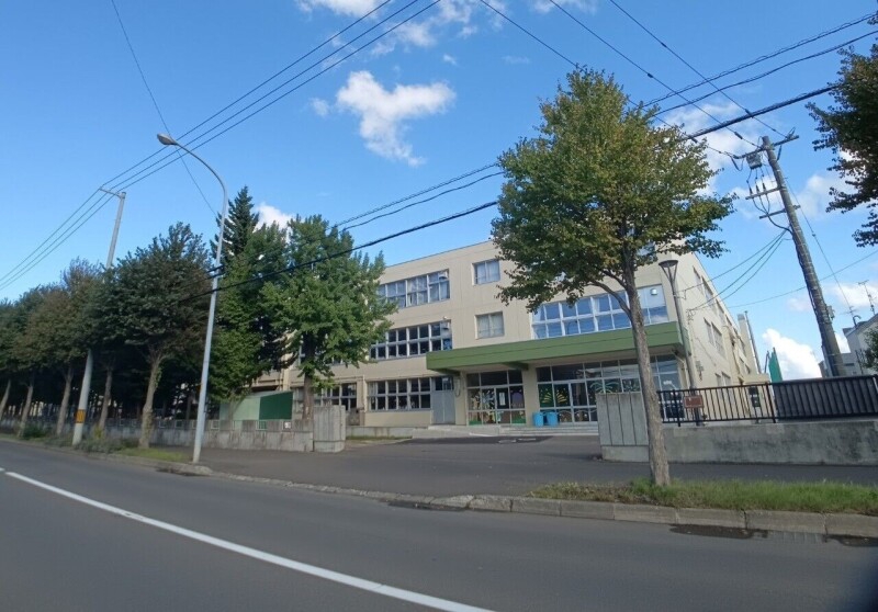 中学校　札幌市立札苗中学校（中学校）まで924m