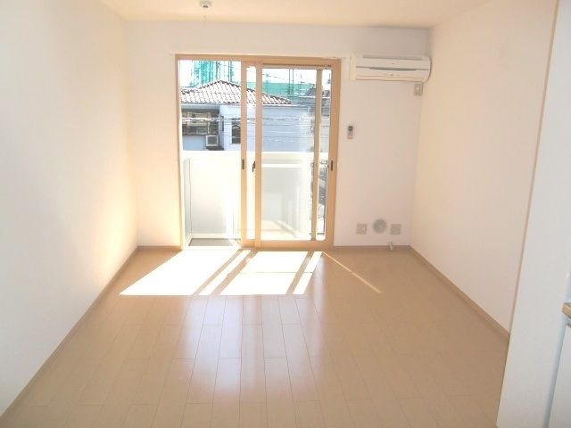 居室・リビング　★南面の明るいリビング１０帖です★２０１号室は角部屋の為横…