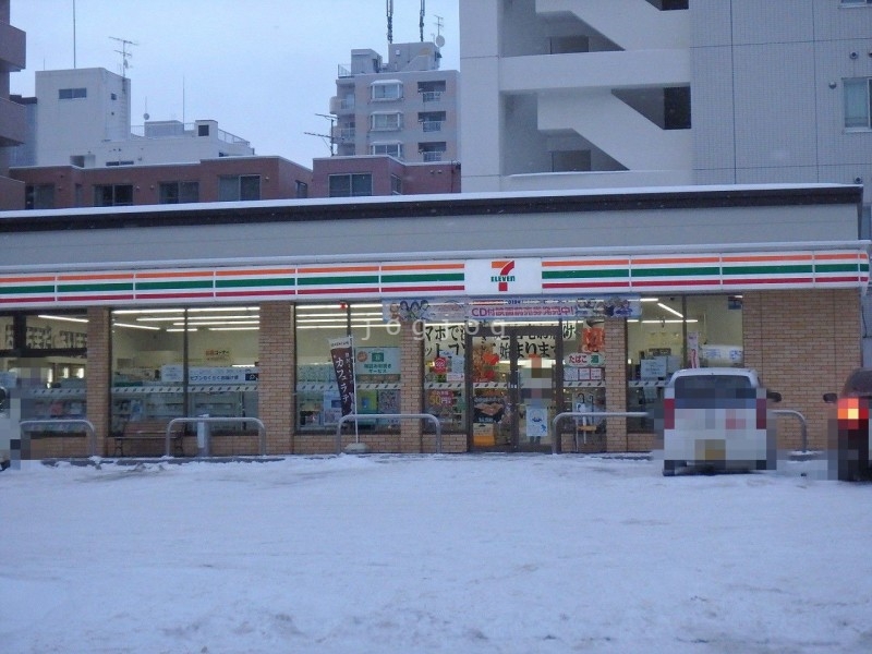 コンビニ　セブンイレブン札幌南6条西18丁目店（コンビニ）まで819m