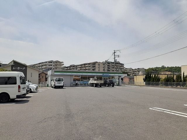 コンビニ　ファミリーマート市町店様（コンビニ）まで950m