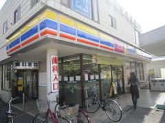 コンビニ　ミニストップ川間駅前店（コンビニ）まで975m