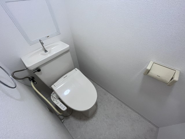 トイレ　シンプルで掃除のしやすいトイレです♪