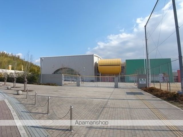 小学校　木津川市立州見台小学校（小学校）まで524m