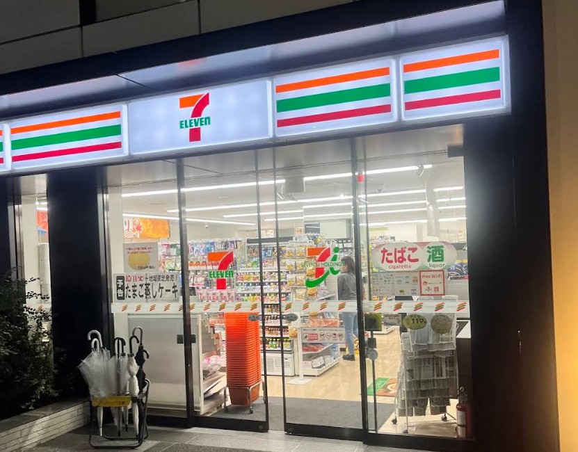 コンビニ　セブンイレブン港区赤坂駅南店（コンビニ）まで140m