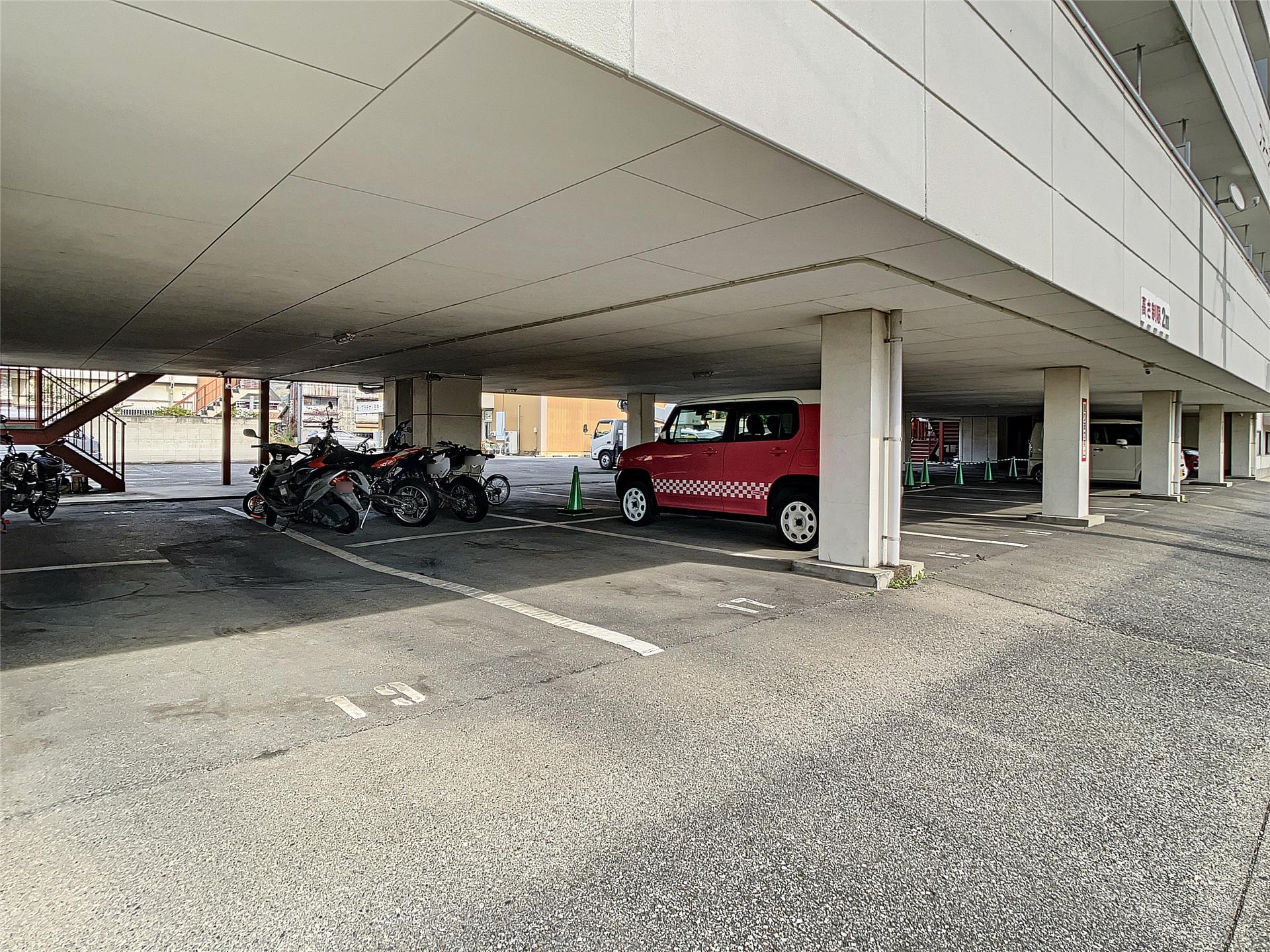 駐車場　屋根付き駐車場1台無料です◎