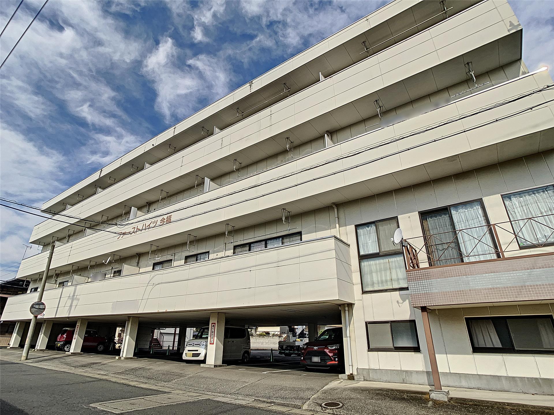 建物外観　1階部分が駐車場になっております♪