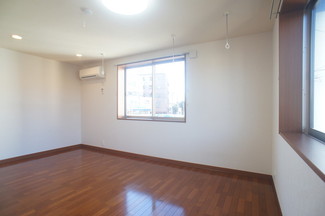 居室・リビング　２面採光なので、明るく風通しのよいお部屋です♪
